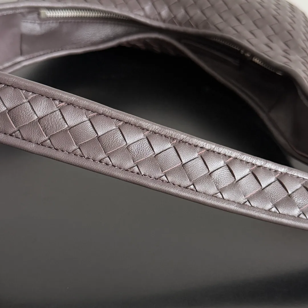 Batch 1660 BOTTEGA VENETA 2025 new men's small Veneto crossbody bag is made of lambskin, elegantly extends to the strap, fits perfectly on the upper body, and the light and neat shape is suitable for all your choices for business trips, travel or daily life. Top zipper, interior two compartments, extra-large capacity. The classic Veneta shape has been redesigned and turned into a bag that can be worn cross-body, simple yet stylish. Although it is designed as a men’s bag, it is also very suitable for girls to carry! The back is so handsome🕶! More aura ~ The shoulder straps are reasonably designed, making it comfortable and stylish to carry cross-body. The bag has a practical capacity and can easily fit your daily needs~ Whether it is paired with casual wear for going out on the street or with formal wear for commuting, put it on and your fashion sense will rise in a straight line📈! Style number: 836918 Size: 27*17*2.5cm